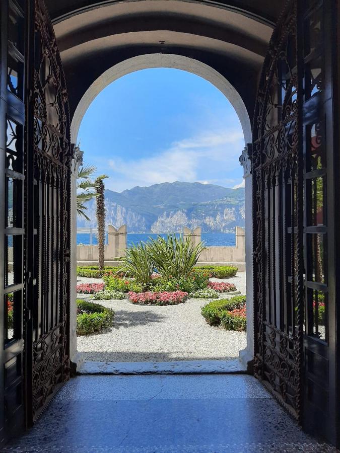 Villa Sul Lago Con Pontile Privato A Brenzone Sul Garda - Unique And Exclusive Exteriör bild